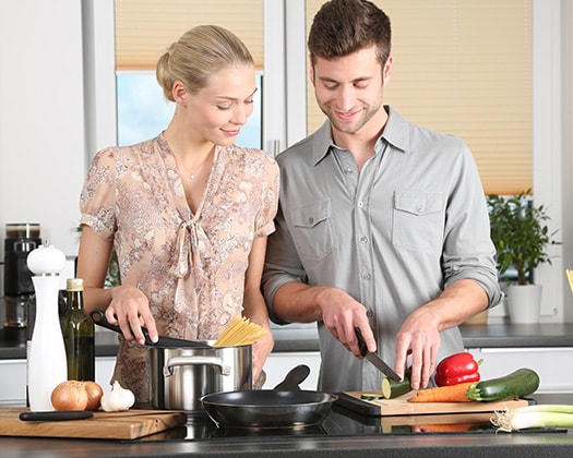 Mann und Frau beim Kochen